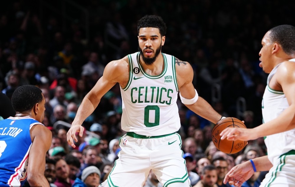  凯尔特人加时险胜雄鹿，塔图姆准三双彰显核心价值